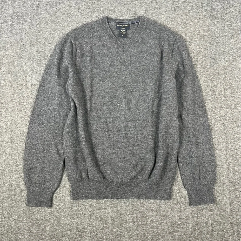 Banana Republic V-Neck Sweater Mens Medium Grey 100% Merino Wool Long Sleeve
